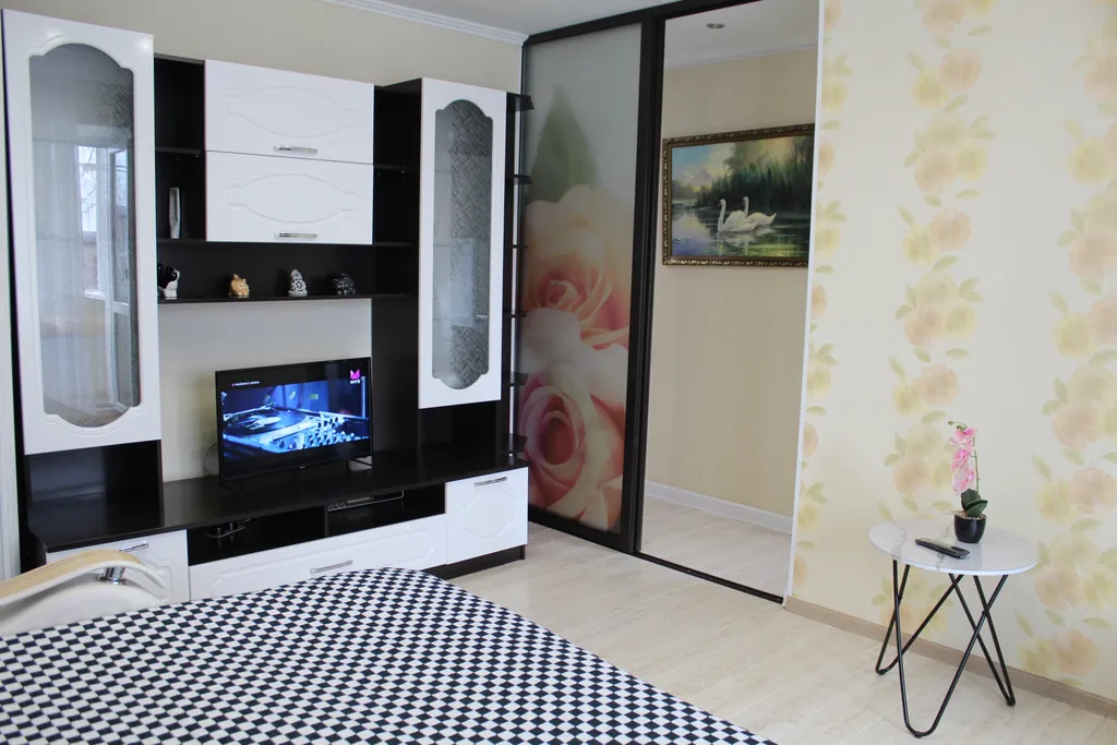 Уютная двухкомнатная квартира в спокойном районе, с кроватью и диваном — аренда посуточно в Вышний Волочек