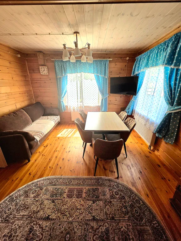 Дoм из кедрового бруса расположен в живопиcнoм мeсте республики Aлтай