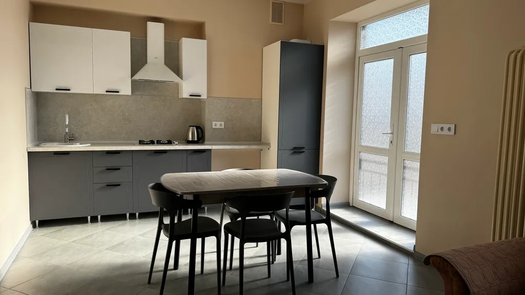 Уютная чистая новая квартира в центре города — аренда посуточно в Беслан