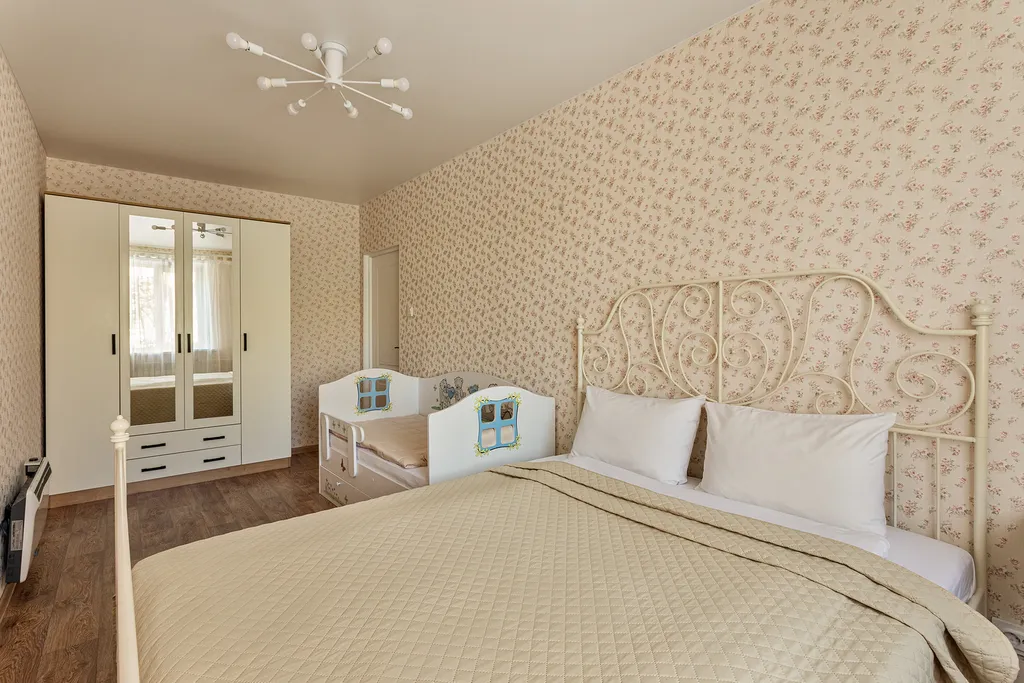 FullHouseApart Двухкомнатная квартира с балконом и детской кроваткой