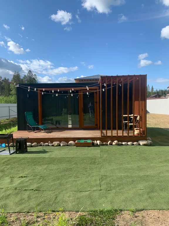 Уютный лесной домик на берегу ручья с выходом в лес