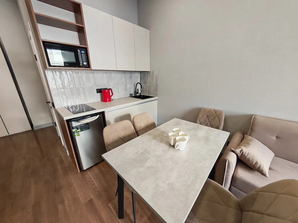 Современная студия в самом центре города с видом на море, бизнес класс