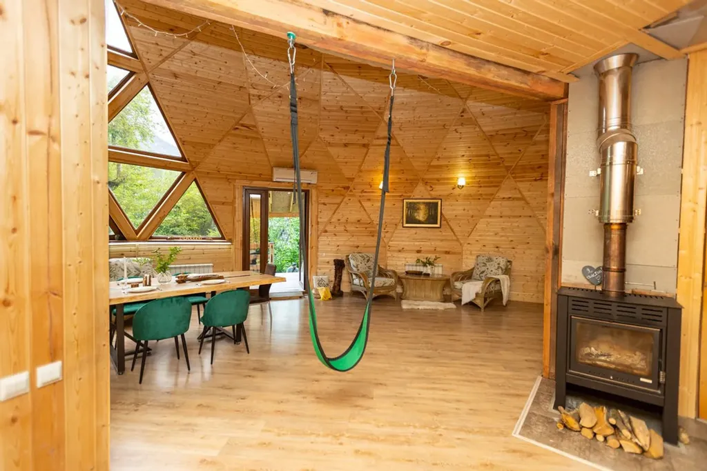 Купольный дом для большой компании с шикарным фруктовым садом