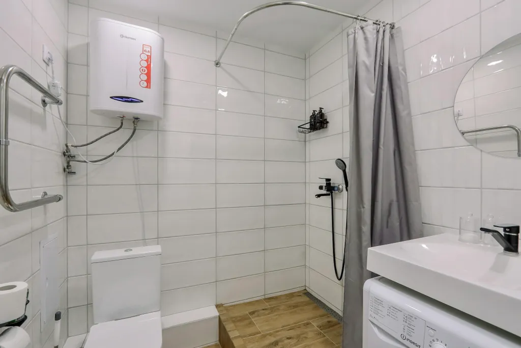 Очaровaтельнaя cтудия с уютными качелями на бaлконe