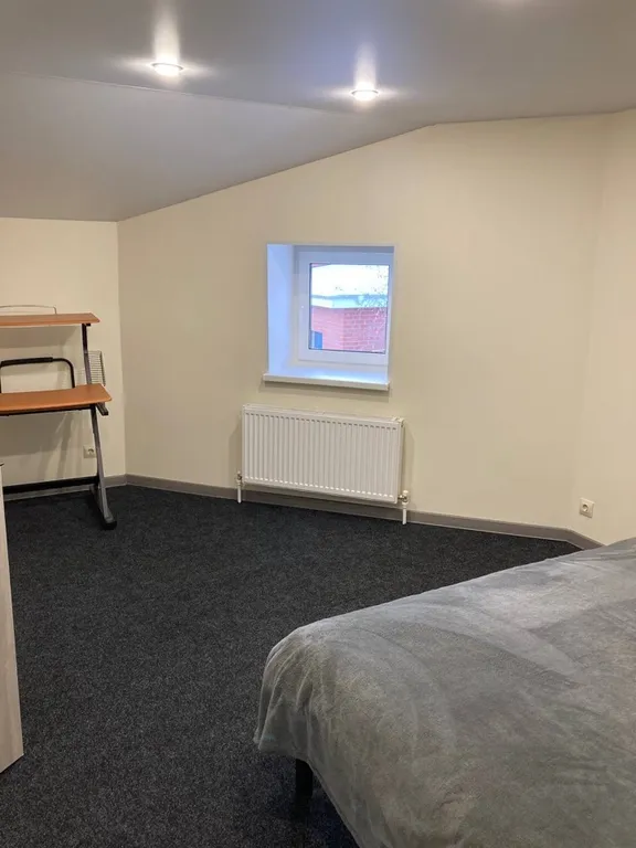 Дом в два этажа с двумя спальнями и гостиной, летний бассейн, баня