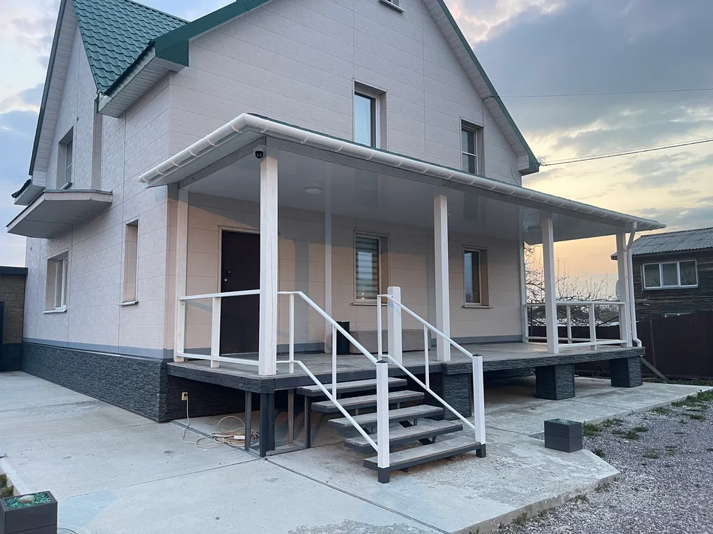 Уютный двухэтажный дом в черте города для отдыха и работы