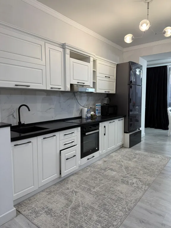 Витражные окна с красивым видом на город и новогодние салюты