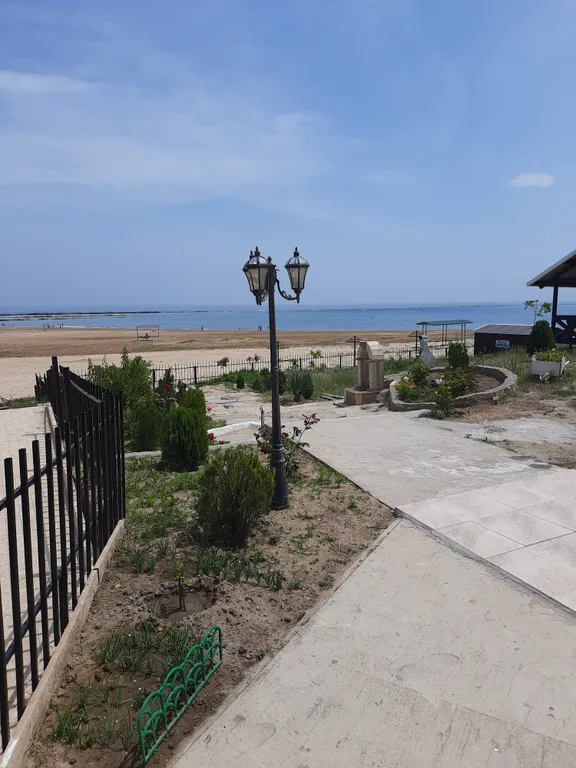 Уютная комната с видом на море