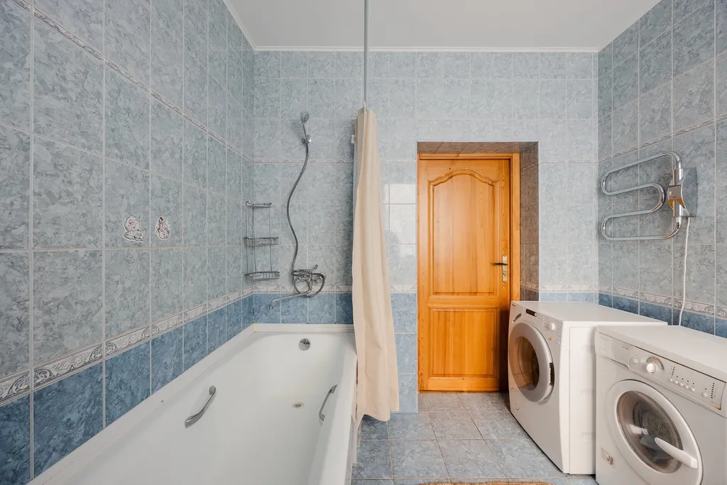 Дом с бассейном и сауной