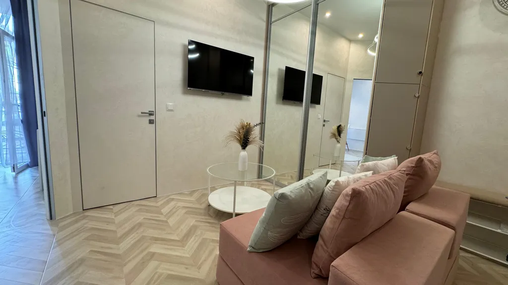 Евротрехкомнатный апартамент с балконом на первой линии