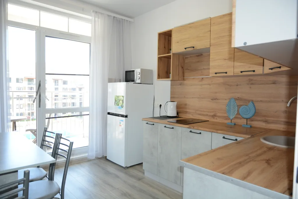 1к между морем и Кипарисовым озером