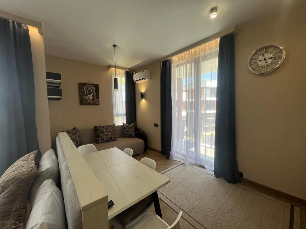 Стильная студия с бассейном