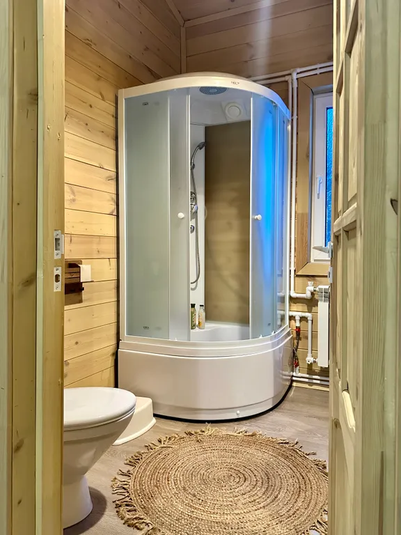 Домик в деревне На Бали Бывали с видом на лес