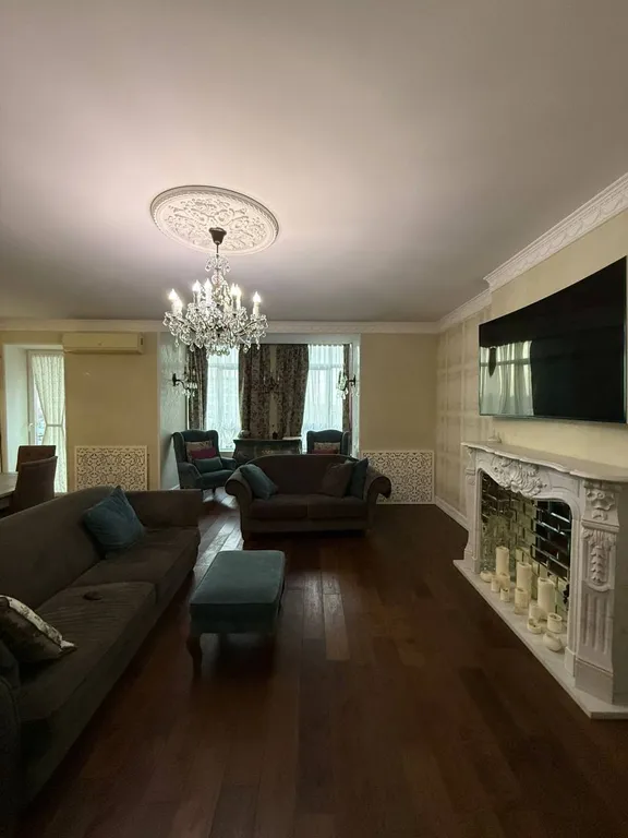 Квартира с видом на горы, город и храм Святого Георгия от Juls Apart