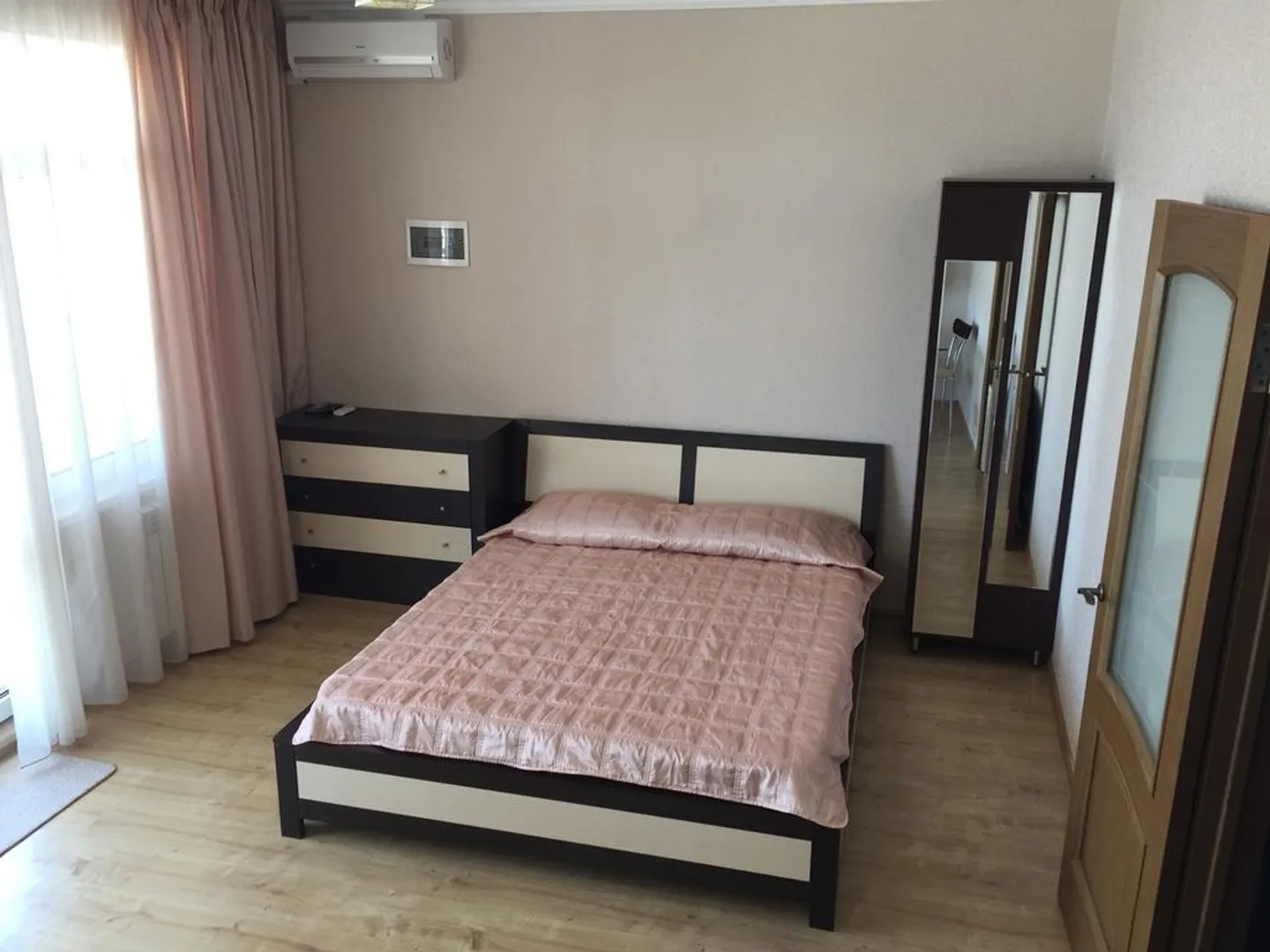 Комната с диваном и двухспальной кроватью