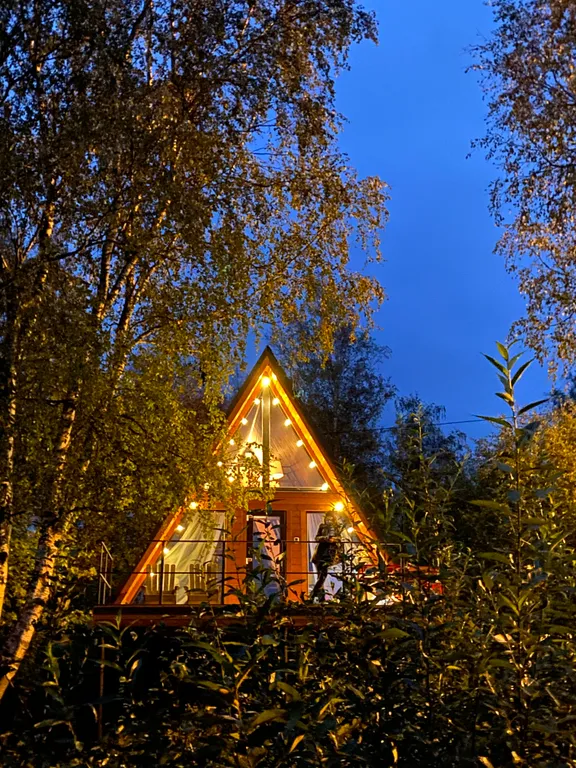 Дом на берегу реки с видом на закат