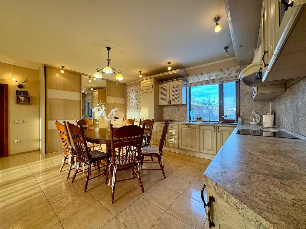 Дом с сауной и бассейном в черте города