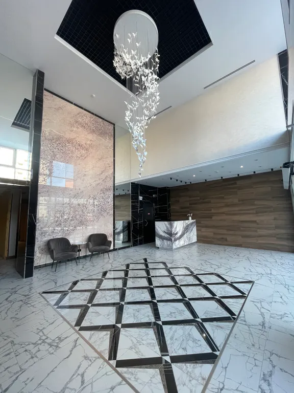 Апартаменты с панорамными окнами на лес и море и роскошным двором