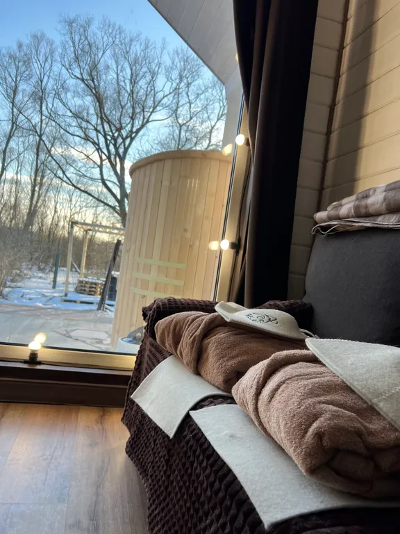 Коттедж Уютный домик с камином и кедровой бочкой на берегу озера — Лобня