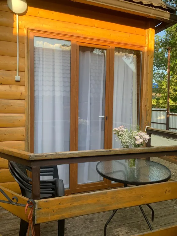 Однокомнатный коттедж в тени деревьев