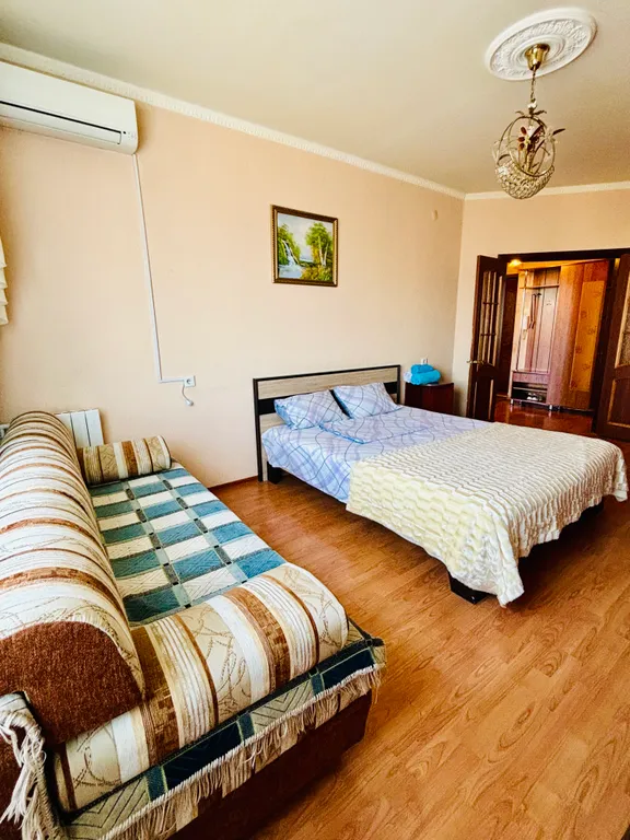 Рядом автовокзал, Мега Гринн