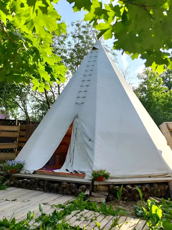 Индейский домик (типи) на Семейной мини-ферме Фазенда