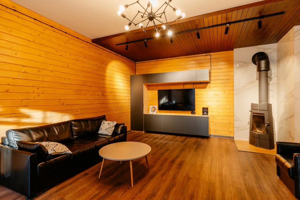 Большой дом в вековом лесу