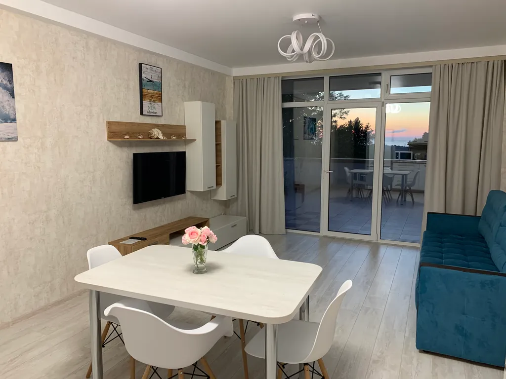 Новые апартаменты c террасой и видом на город и море