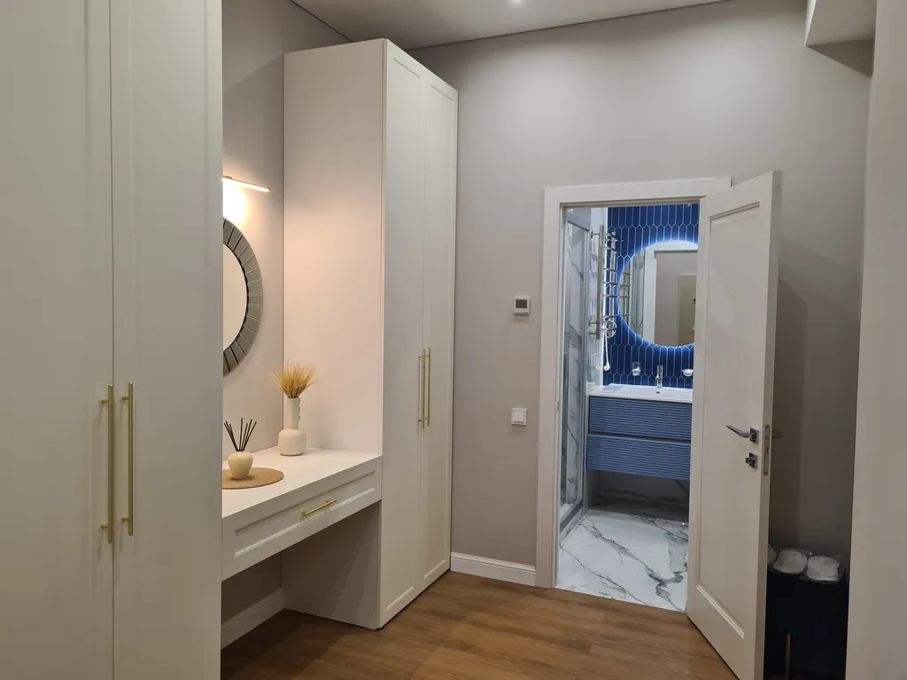 Квартира Дизайнерская квартира-студия у моря с видом на бассейн — Севастополь