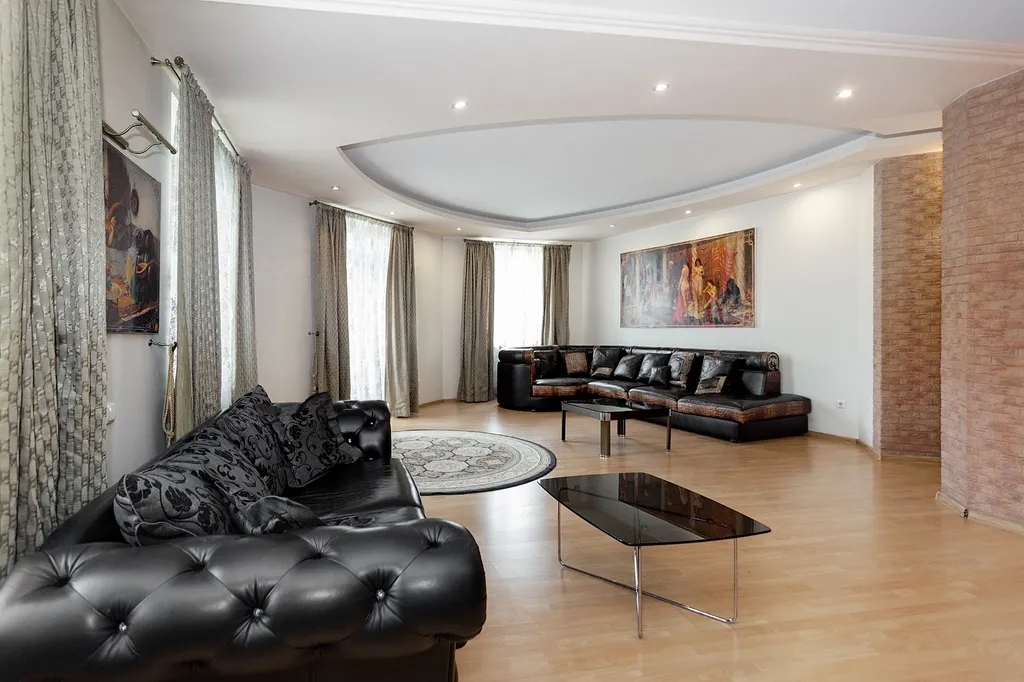 Четырёхкомнатные апартаменты на главном проспекте города