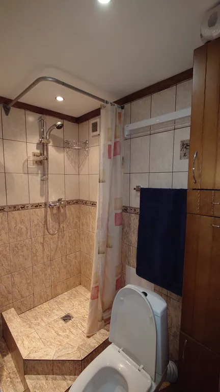 Студия 2 комнаты. 
5 спальных мест. В центре посёлка.