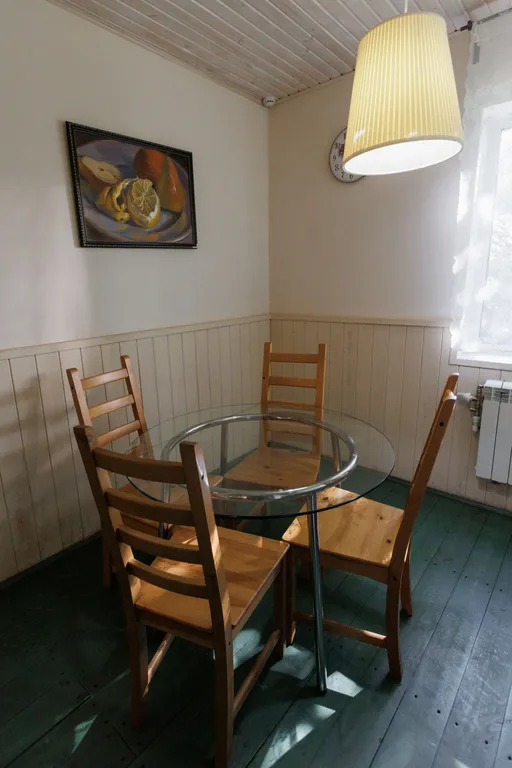 Коттедж в окружении лесных деревьев