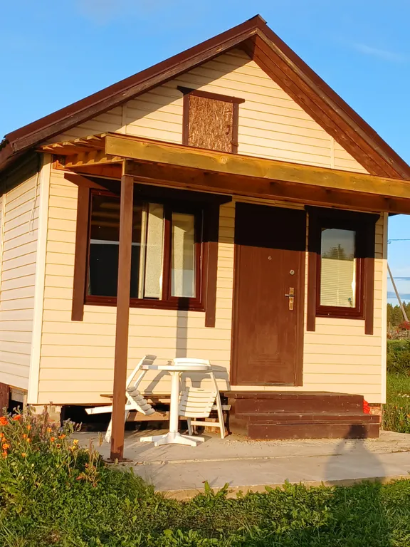 Уютный домик на берегу озера