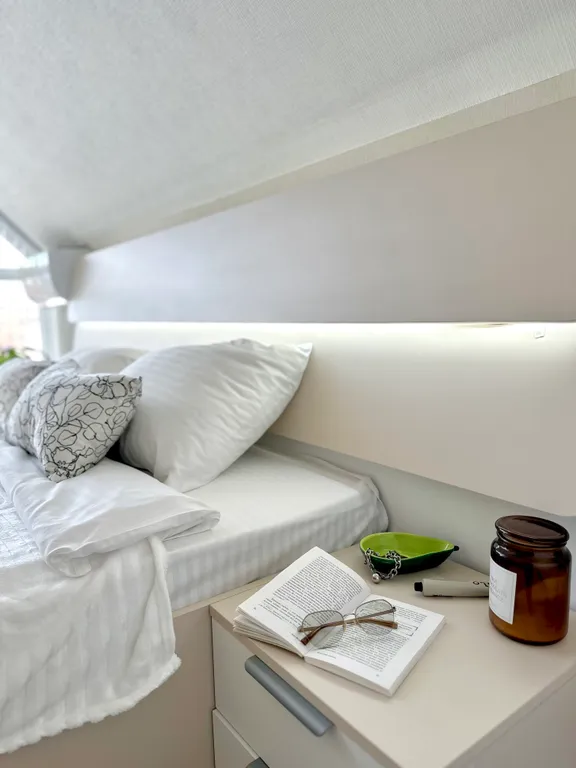 Уютный дом с большим витражным остеклением и подогреваемой купелью