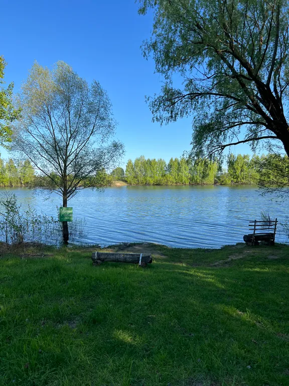 Треугольный дом на берегу озера