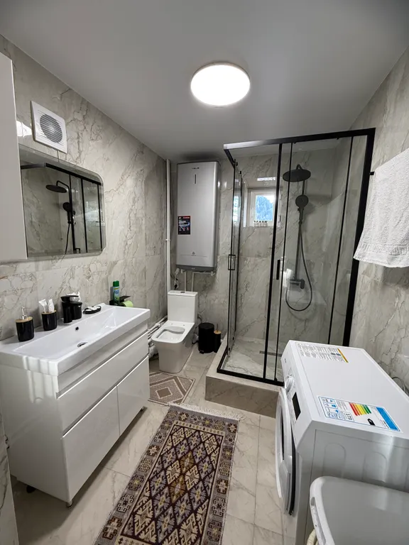 Дом в лесу с видом на горы