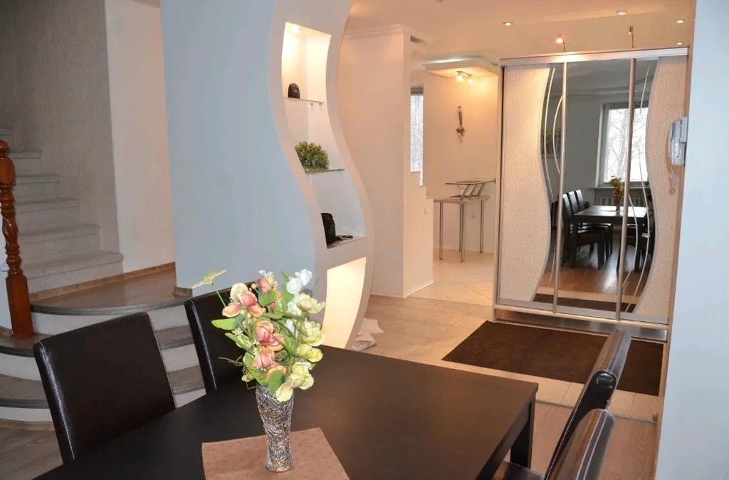 On two levels with two bathrooms