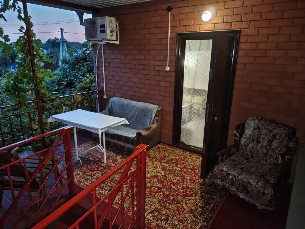 Номер со своей территорией для отдыха под навесом