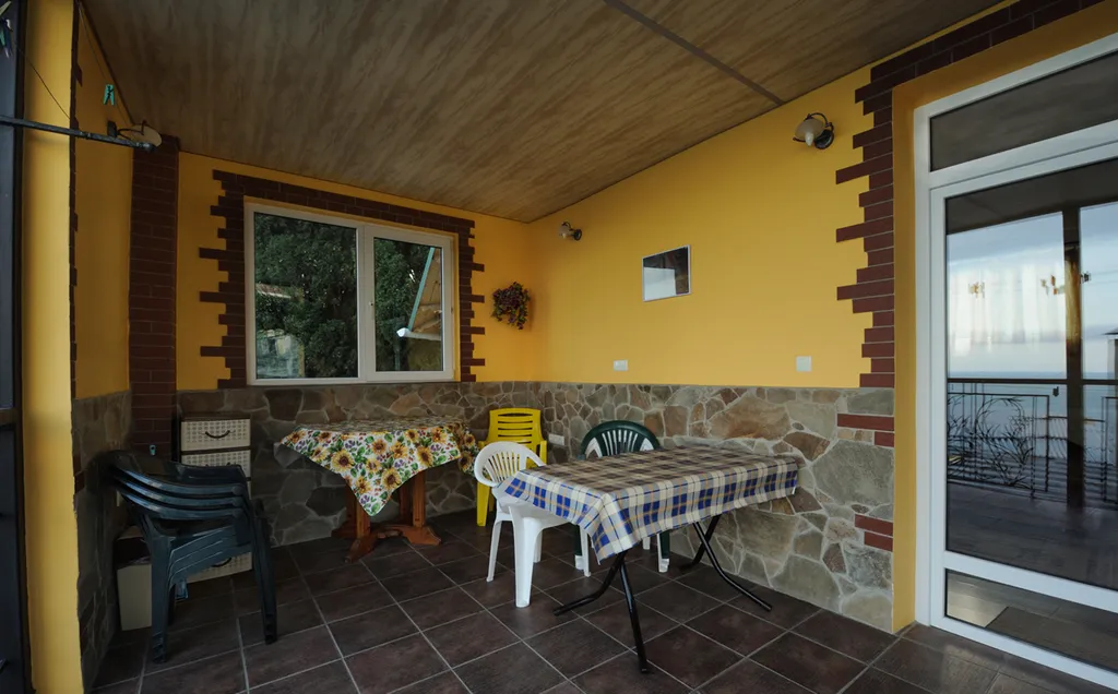 Дом с балконом, видом на море у пляжа и Воронцовского дворца