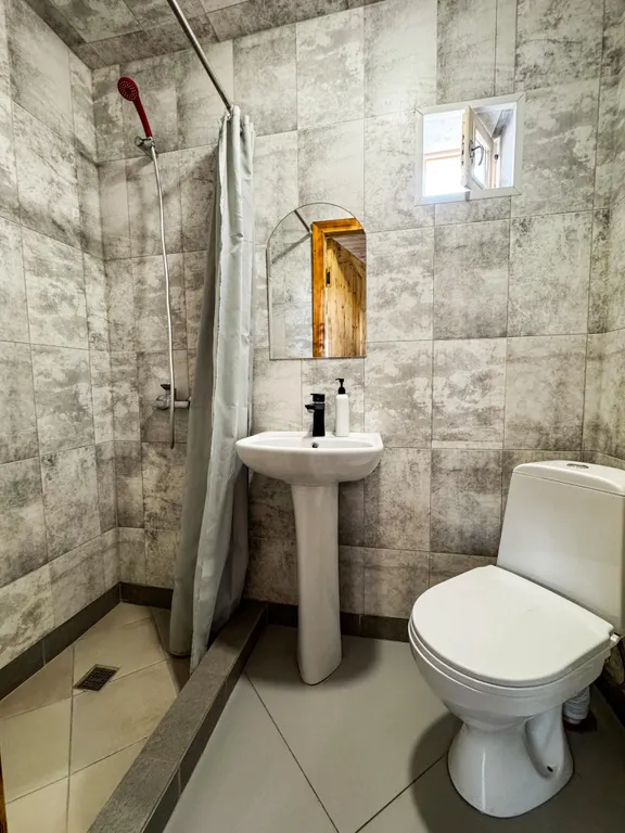 Дом деревянный и кусочек леса под окном