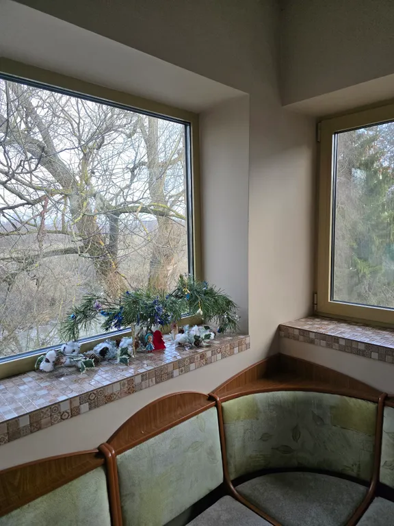 Вместительный, теплый дом на берегу реки Воря