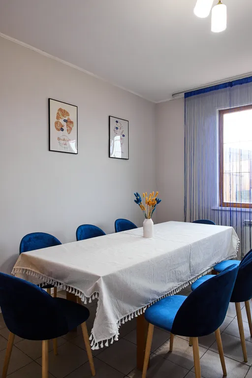 Дом с видом на монастырь