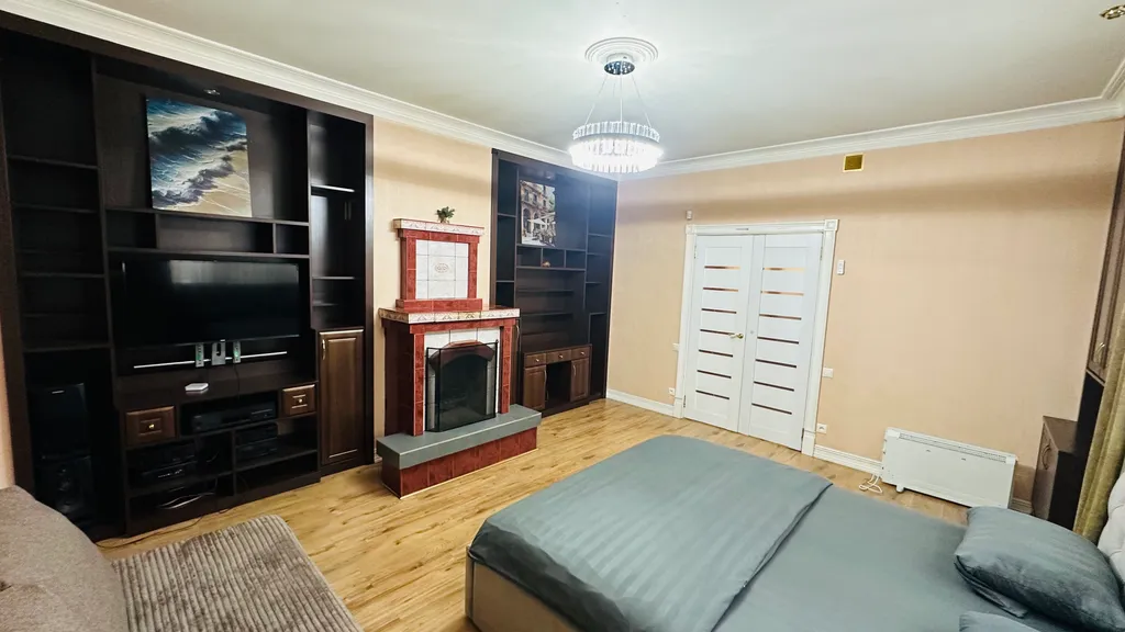 Дом с бассейном у леса