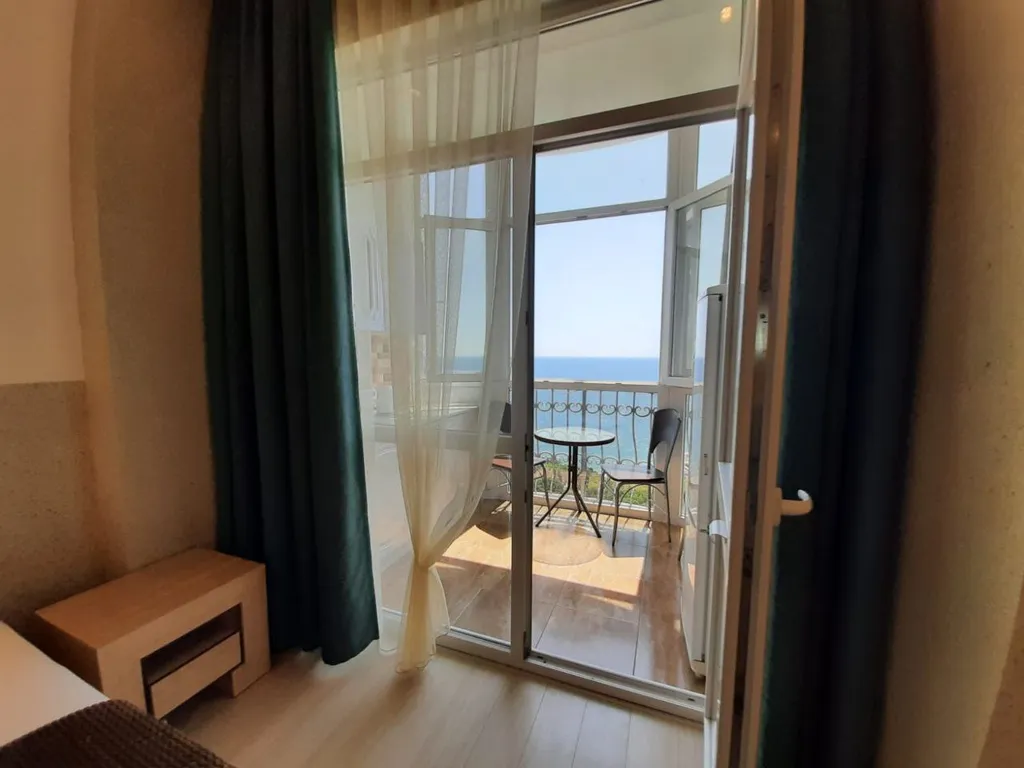 Лазурный Батилиман в 150 метрах до пляжа