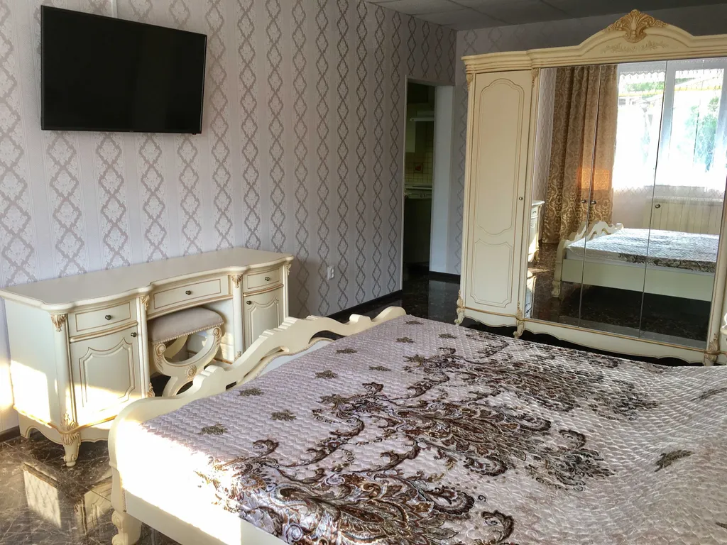 Светлая квартира с оборудованной кухней у моря