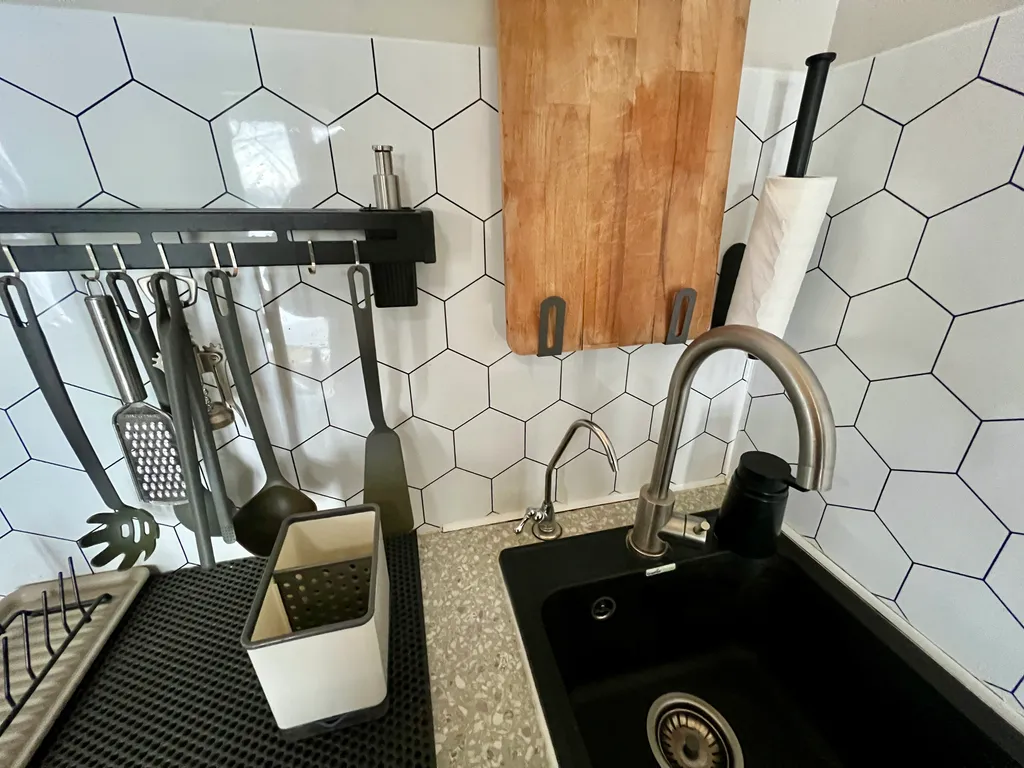 Синий домик в поле