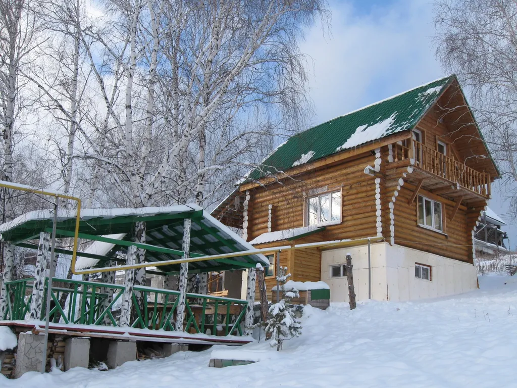 Теремок в горах бревенчатый дом и баня