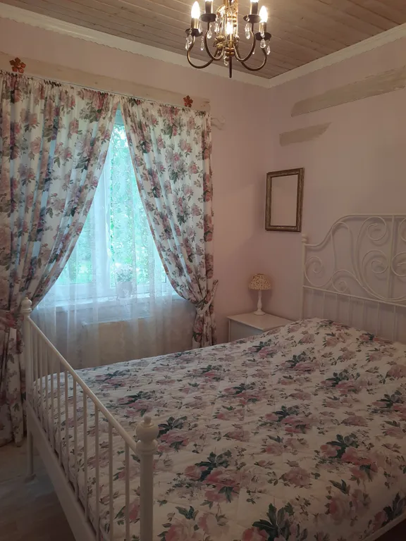 Милый домик в стиле прованс с камином, горячей купелью, баней, бассейном