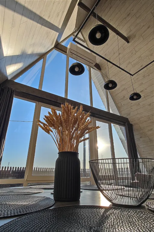 Панорамный домик с теплым бассейном в пяти минутах ходьбы от города