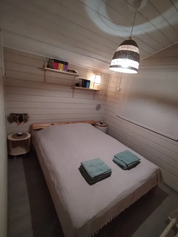 Домик у леса с видом на озеро